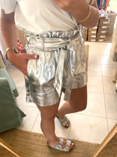 Carregar imagem no visualizador da galeria, Calções com cinto prateados