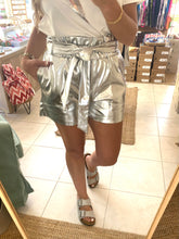 Carregar imagem no visualizador da galeria, Calções com cinto prateados