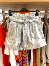 Carregar imagem no visualizador da galeria, Calções com cinto prateados