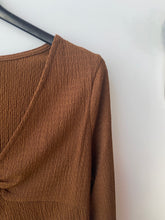 Carregar imagem no visualizador da galeria, Camisola argola enrugada castanho
