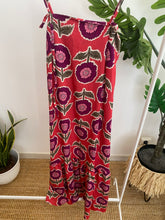 Carregar imagem no visualizador da galeria, Vestido fluído flores grandes rosa
