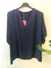 Carregar imagem no visualizador da galeria, Blusa acetinada oversize marinho
