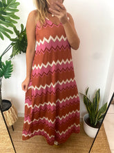 Carregar imagem no visualizador da galeria, Vestido comprido malha fria zigzag laranja e rosa
