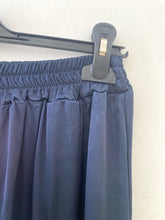 Carregar imagem no visualizador da galeria, Calças pantalonas acetinadas lisas marinho
