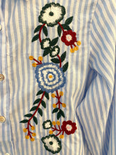Carregar imagem no visualizador da galeria, Camisa riscas azuis flores bordadas
