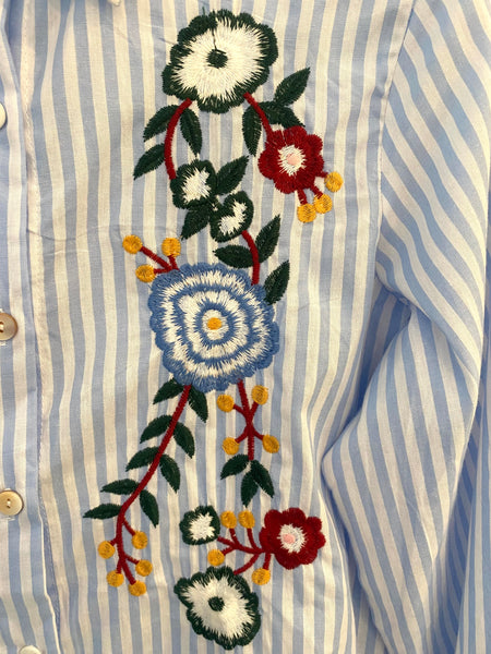 Camisa riscas azuis flores bordadas