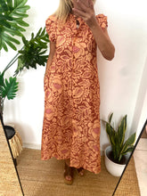 Carregar imagem no visualizador da galeria, Vestido camisa com folho manga estampa peónia laranja
