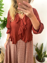 Carregar imagem no visualizador da galeria, Blusa folho crepe telha
