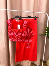 Carregar imagem no visualizador da galeria, Conjunto top e saia bordado flores vermelho
