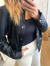 Carregar imagem no visualizador da galeria, Blusão ecopele preto Vila
