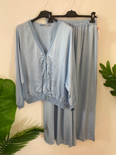 Carregar imagem no visualizador da galeria, Blusa/casaco acetinado botões azul
