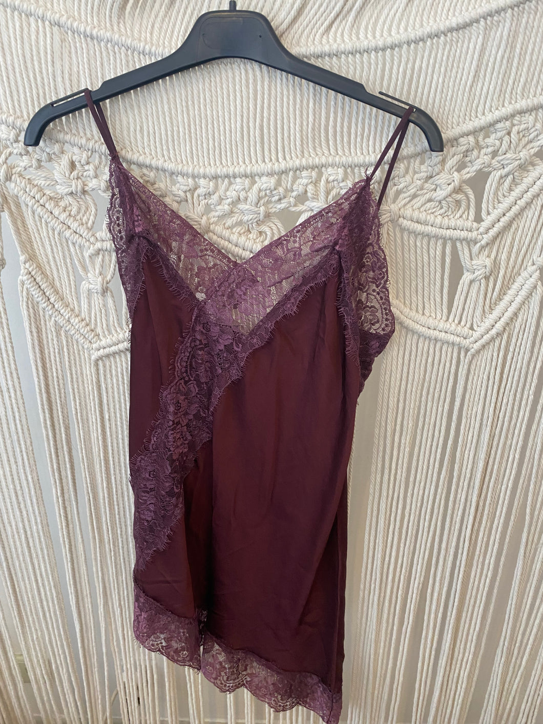 Top renda assimétrico bordeaux