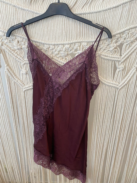 Top renda assimétrico bordeaux