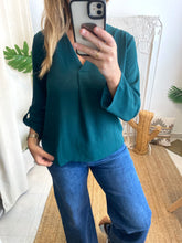 Carregar imagem no visualizador da galeria, Blusa vijosa v neck verde Vila
