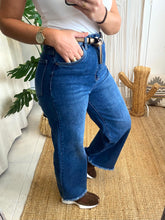 Carregar imagem no visualizador da galeria, Calças ganga wide leg desfiadas
