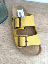 Carregar imagem no visualizador da galeria, Chinelo fivelas amarelo Cubanas
