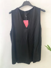 Carregar imagem no visualizador da galeria, Blusa alça larga acetinada preto
