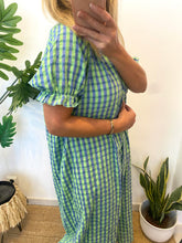 Carregar imagem no visualizador da galeria, Vestido vichy com manga franzida verde e azul
