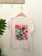 Carregar imagem no visualizador da galeria, T-shirt branca flores
