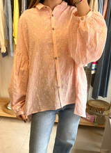 Carregar imagem no visualizador da galeria, Camisa oversize bordados rosa
