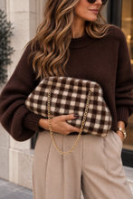 Carregar imagem no visualizador da galeria, Clutch malha com pêlo quadradinhos castanho
