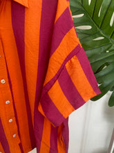 Carregar imagem no visualizador da galeria, Camisa oversize padrão riscas laranja e rosa
