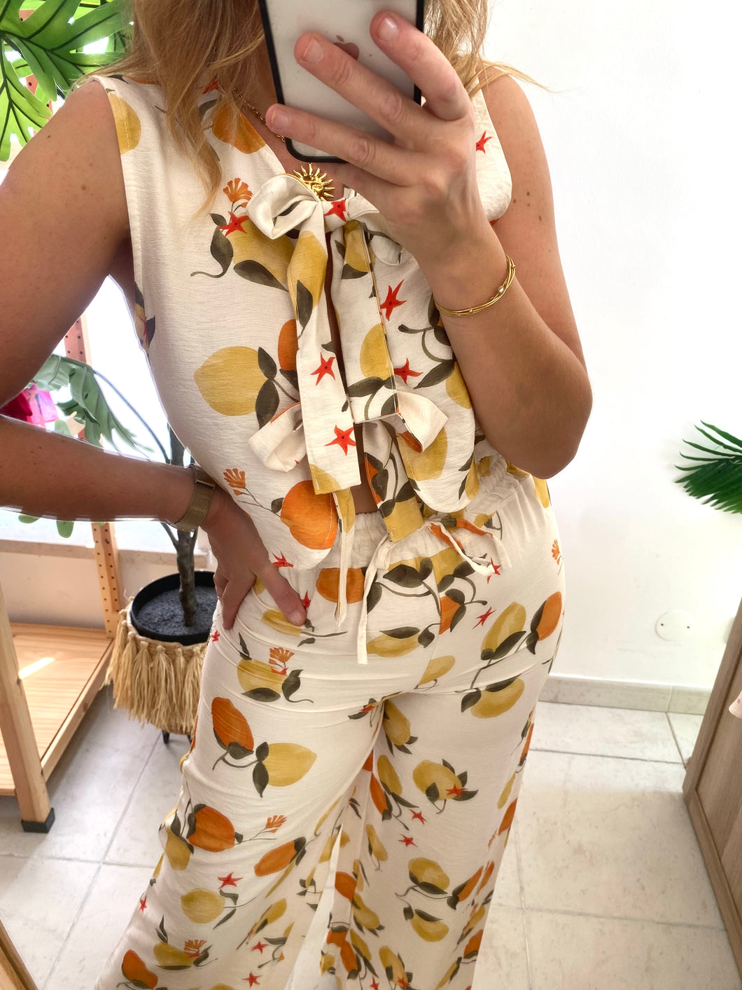 Conjunto de colete e calças frutas