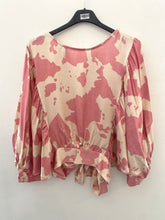 Carregar imagem no visualizador da galeria, Blusa padrão vaca rosa
