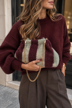 Carregar imagem no visualizador da galeria, Clutch malha com pêlo riscas verde e Bordeaux
