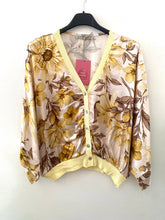 Carregar imagem no visualizador da galeria, Blusa/casaco acetinado flores amarelo
