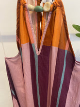 Carregar imagem no visualizador da galeria, Vestido estampado riscas com pedras

