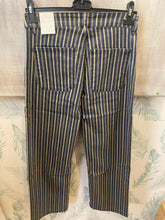 Carregar imagem no visualizador da galeria, Calças sarja riscas azuis
