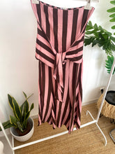 Carregar imagem no visualizador da galeria, Vestido laçada riscas castanho e rosa
