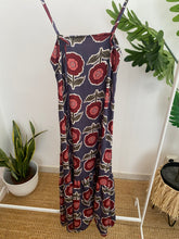 Carregar imagem no visualizador da galeria, Vestido fluído flores grandes azul

