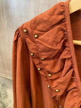 Carregar imagem no visualizador da galeria, Blusa folho com tachas tijolo
