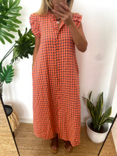 Carregar imagem no visualizador da galeria, Vestido vichy folho manga laranja e beje
