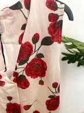 Carregar imagem no visualizador da galeria, Vestido branco com flores vermelhas
