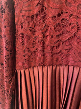 Carregar imagem no visualizador da galeria, Vestido plissado com renda bordeaux
