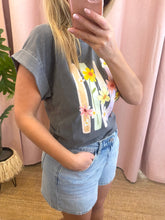 Carregar imagem no visualizador da galeria, T-shirt cinza flores

