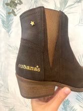 Carregar imagem no visualizador da galeria, Botas Cubanas Bell camurça castanho
