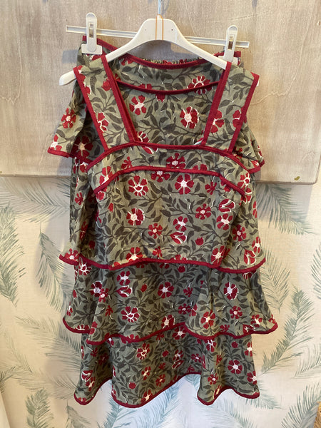 Conjunto de top e saia folhos kaki