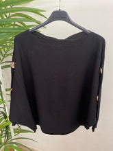 Carregar imagem no visualizador da galeria, Camisola malha com botões laterais preto
