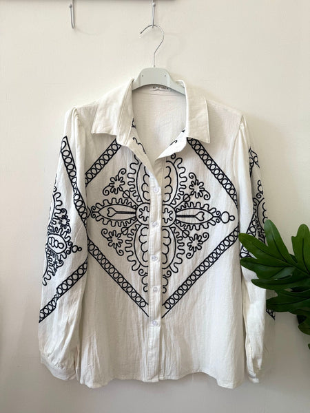Camisa branca bordado azul