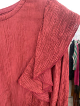 Carregar imagem no visualizador da galeria, Blusa folho ombro crepe telha

