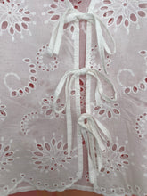 Carregar imagem no visualizador da galeria, Blusa laçinhos bordado inglês branco
