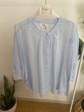 Carregar imagem no visualizador da galeria, Camisa oversize decote redondo azul
