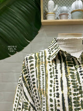 Carregar imagem no visualizador da galeria, Camisa estampa verde
