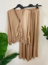 Carregar imagem no visualizador da galeria, Blusa/casaco acetinado botões camel
