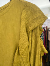 Carregar imagem no visualizador da galeria, Blusa folho ombro crepe verde lima

