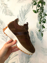 Carregar imagem no visualizador da galeria, Ténis castanhos Ruika
